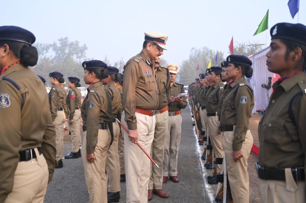 जेठ में लगा पुलिस दरबार- पुलिस आईजी साहब के शक्ति आगमन पर लगे पुलिस दरबार में जिले के जवानों ने बताई अपनी समस्याएं, आईजी साहब की उपस्थिति में जप्त अवैध मादक पदार्थों को किया गया नष्ट,05 आरक्षकों को शुक्ला साहब ने जारी किया नियुक्ति आदेश kshititech