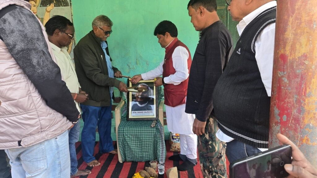 पूर्व विधायक डॉक्टर खिलावन साहू के गृह ग्राम नगरदा में अटल जी की जन्म जयंती को मनाया गया सुशासन दिवस के रूप में, डॉक्टर खिलावन साहू ने कहा- अटल जी ने किया छत्तीसगढ़ राज्य का निर्माण, बासिन में आयोजित जयंती कार्यक्रम में भी पहुंचे पूर्व विधायक साहू kshititech