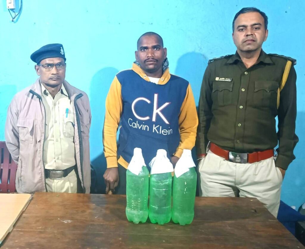 सकरेली खुर्द में अवैध महुआ शराब पर आबकारी विभाग की छापामार कारवाई, आबकारी अधिकारी उप्पल के नेतृत्व में चल रही लगातार ताड़ बतोड़ कार्रवाई kshititech