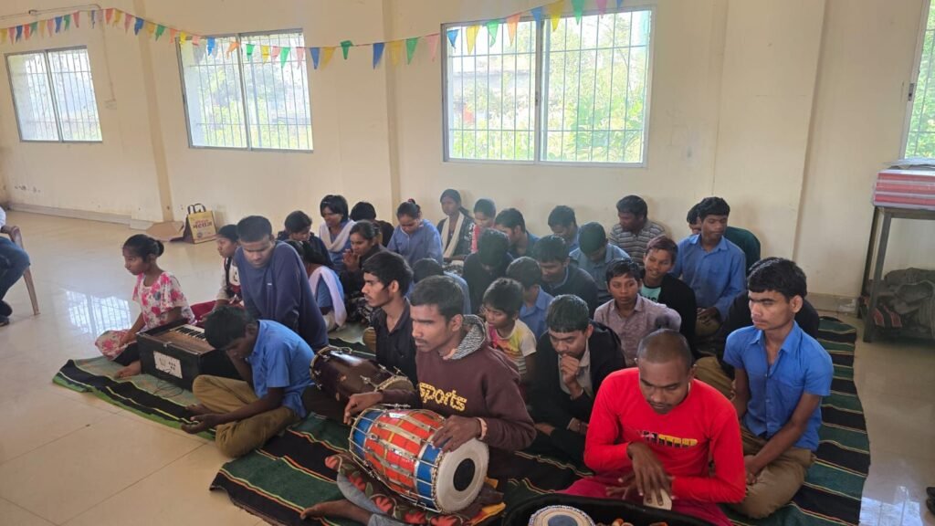 दिव्यांग बच्चों ने दी जब अनोखे तरीके से सांसद जी को बधाई- सांसद जी अपने जन्मदिन पर पहुंची शक्ति के दिव्यांग दृष्टि बाधित बच्चों के बीच, बच्चों ने जन्मदिन पर सुंदर गीतों के माध्यम से दी अपनी बधाई kshititech