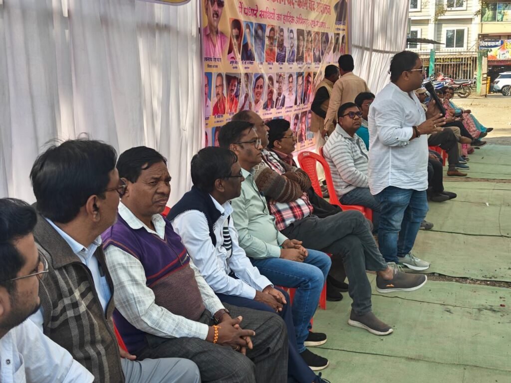 नया साल सरकार के लिए बन रहा हड़ताल के नाम पर मुसीबत- जांजगीर- चांपा जिले के सरकारी दफ्तरों में सन्नाटा,काम के लिए दिनभर भटकते रहे नागरिक, सरकारी कर्मचारी अधिकारी फेडरेशन के सदस्य अपनी मांगों को लेकर हड़ताल पर, संघ के डॉक्टर रविंद्र द्विवेदी ने कहा- ठगा सा महसूस कर रहे हैं कर्मचारी kshititech