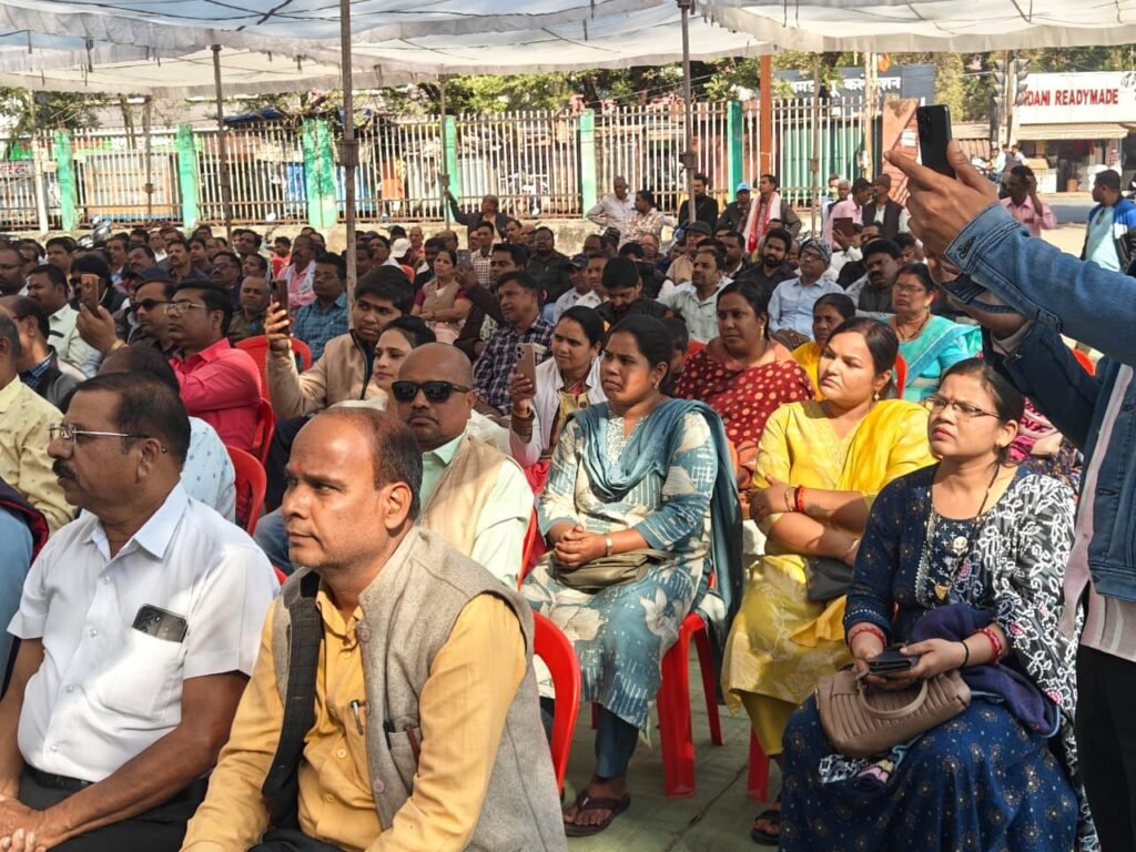 नया साल सरकार के लिए बन रहा हड़ताल के नाम पर मुसीबत- जांजगीर- चांपा जिले के सरकारी दफ्तरों में सन्नाटा,काम के लिए दिनभर भटकते रहे नागरिक, सरकारी कर्मचारी अधिकारी फेडरेशन के सदस्य अपनी मांगों को लेकर हड़ताल पर, संघ के डॉक्टर रविंद्र द्विवेदी ने कहा- ठगा सा महसूस कर रहे हैं कर्मचारी kshititech