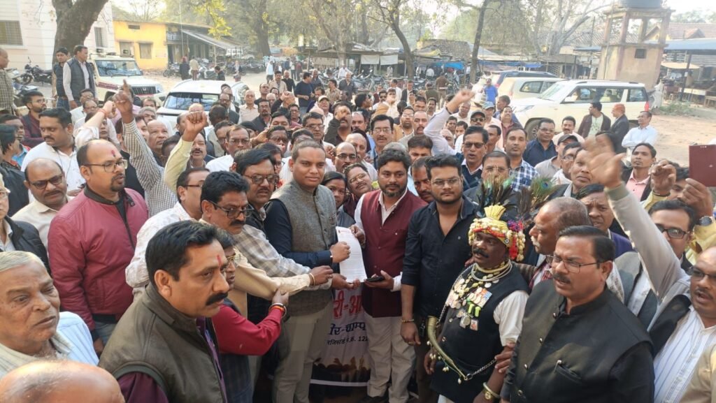 तीन दिवसीय धरना- प्रदर्शन आंदोलन में दिखी अधिकारी कर्मचारियों की एकजुटता एवम आक्रोश, जांजगीर चांपा जिले में बड़े शक्ति प्रदर्शन के रूप में नजर आया कर्मचारी- अधिकारी फेडरेशन का आंदोलन, डॉ रविंद्र द्विवेदी ने कहा- शासन तक प्रेषित की गई है संघ की मांगे,संघ ने कहा-DA हमारा मौलिक अधिकार,इस आवाज को दबाया नहीं जा सकता kshititech