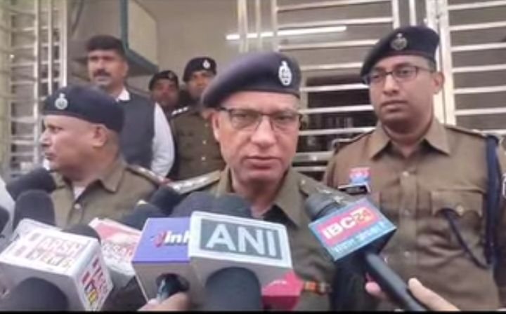 बड़ी खबर-रायगढ़ के रेलवे स्टेशन के प्लेटफार्म में चली चार राउंड गोली, एक की मौत, 3 दिसंबर की सुबह की घटना, गोली कांड की जांच शुरू, गोली चलने से मची स्टेशन में अफ़रा तफरी बड़ी खबर-रायगढ़ के रेलवे स्टेशन के प्लेटफार्म में चली चार राउंड गोली, एक की मौत, 3 दिसंबर की सुबह की घटना, गोली कांड की जांच शुरू, गोली चलने से मची स्टेशन में अफ़रा तफरी kshititech