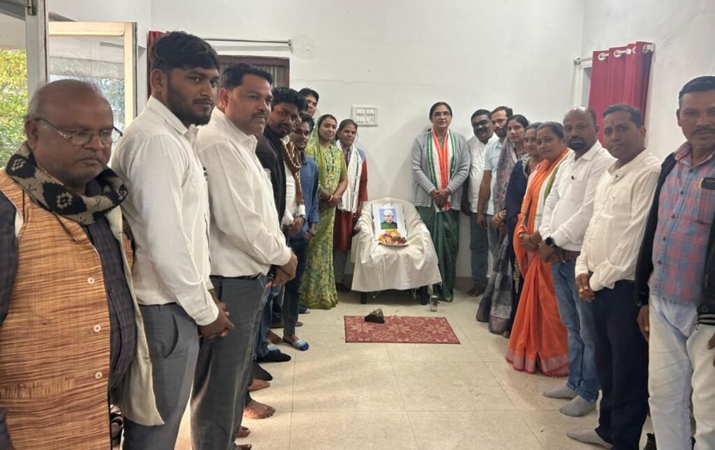 जन्म जयंती पर प्रथम राष्ट्रपति को कांग्रेस जनों ने किया स्मरण- जिला कांग्रेस कमेटी शक्ति ने किया प्रथम राष्ट्रपति डॉ राजेंद्र प्रसाद की जन्म जयंती का आयोजन, कांग्रेस जिला अध्यक्ष रश्मि गबेल के नेतृत्व में कार्यकर्ताओं ने दी पुष्पांजलि जन्म जयंती पर प्रथम राष्ट्रपति को कांग्रेस जनों ने किया स्मरण- जिला कांग्रेस कमेटी शक्ति ने किया प्रथम राष्ट्रपति डॉ राजेंद्र प्रसाद की जन्म जयंती का आयोजन, कांग्रेस जिला अध्यक्ष रश्मि गबेल के नेतृत्व में कार्यकर्ताओं ने दी पुष्पांजलि kshititech