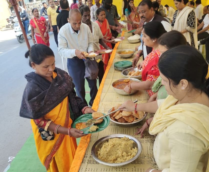 कुलदेवी महालक्ष्मी जी की हुई आराधना-छत्तीसगढ़ प्रांतीय युवा अग्रवाल पांच ने चार दिसंबर को किया पूजा एवं भंडारा प्रसाद का आयोजन,चिंताहरण हनुनान मंदिर परिसर में हुआ आयोजन kshititech