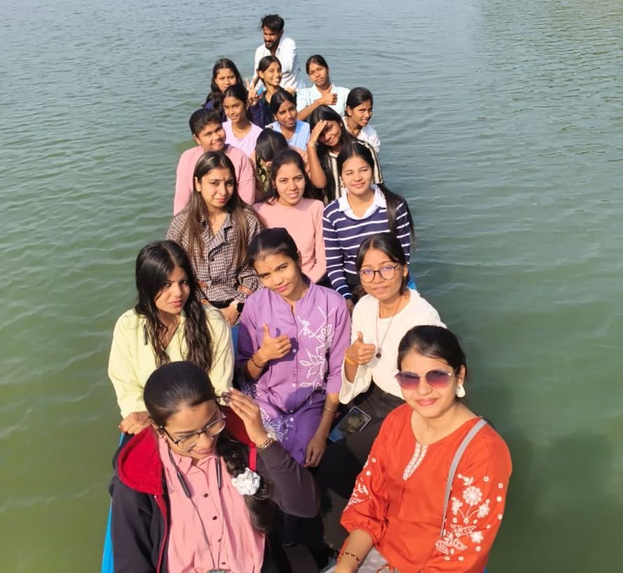 मदकू द्वीप के शैक्षणिक भ्रमण पर पहुंचे शक्ति के लिटिल फ्लावर इंग्लिश मीडियम स्कूल के विद्यार्थी, भगवान रामचंद्र से जुड़ा है यहां का इतिहास, नौका विहार भी किया विद्यार्थियों ने kshititech