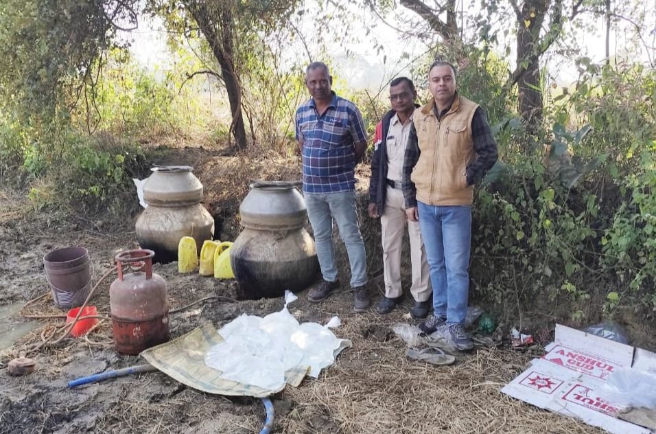 400 किलो अवैध महुआ लहान एवं 45 लीटर अवैध कच्ची महुआ शराब जब्त,आबकारी विभाग की कार्रवाई kshititech