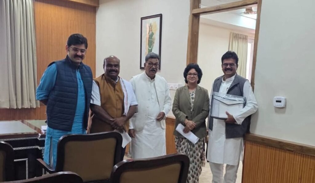 नए विधानसभा भवन के कार्यालय में नेता प्रतिपक्ष महंत ने सम्भाला अपना कामकाज,विधानसभा अध्यक्ष डॉ रमन सिंह से करी मुलाकात, कांग्रेस समर्थित विधायक रहे मौजूद kshititech