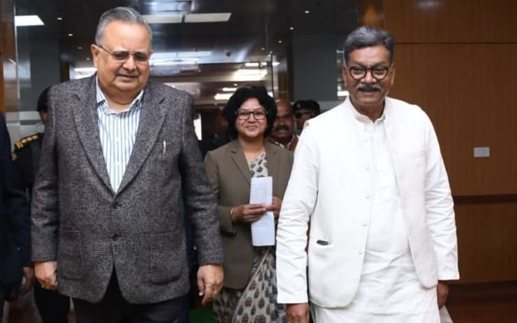 नए विधानसभा भवन के कार्यालय में नेता प्रतिपक्ष महंत ने सम्भाला अपना कामकाज,विधानसभा अध्यक्ष डॉ रमन सिंह से करी मुलाकात, कांग्रेस समर्थित विधायक रहे मौजूद kshititech