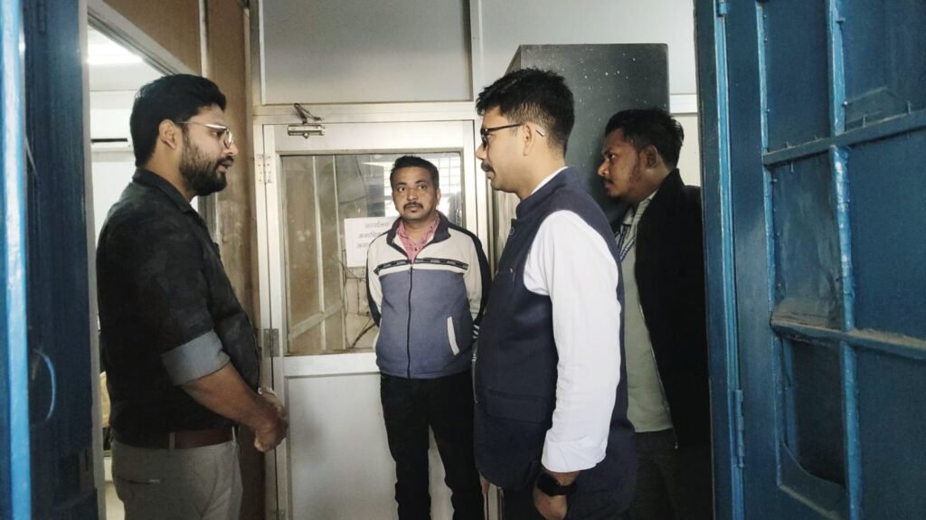 जनपद पंचायत शक्ति के आकस्मिक निरीक्षण में पहुंचे जिला पंचायत शक्ति के IAS सीईओ जैन साहब, शासन की योजनाओं के क्रियान्वयन की ली जानकारी, जनपद सीईओ कश्यप को दिए निर्देश kshititech
