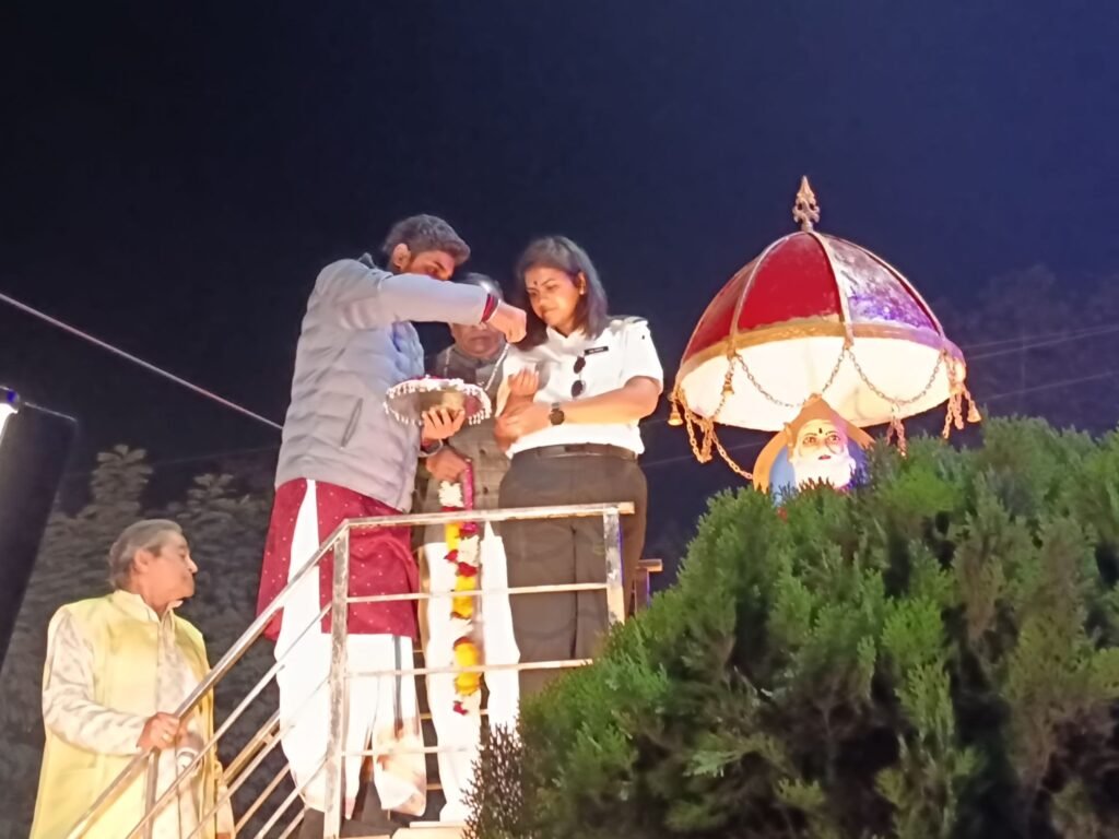 शक्ति की कैप्टन आस्था का हुआ शहर में अभूतपूर्व स्वागत, महामाया मंदिर से निकली स्वागत रैली, जगह-जगह आतिशबाजी एवं समाज बंधुओ ने किया आस्था का स्वागत, गिरिराज रेन बसेरा में हुआ सम्मान समारोह का आयोजन, स्वागत रैली में शामिल हुए सैकड़ो की संख्या में समाज बंधु, जिले के एसपी, एडिशनल एसपी, जिला पंचायत सीईओ एवं पूर्व विधायकों ने भी पहुंच कर दिया आस्था को आशीर्वाद kshititech