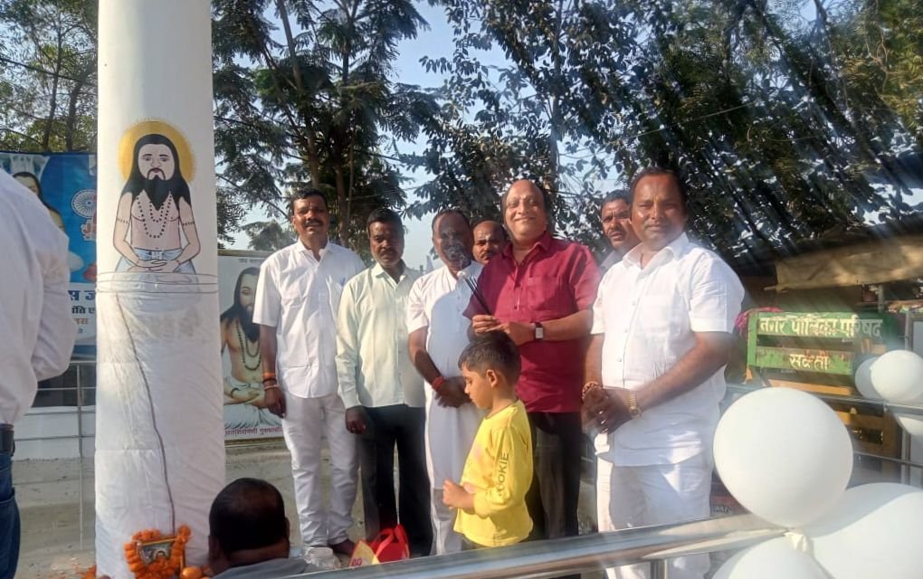 पूर्व नगर पालिका अध्यक्ष नरेश गेवाड़ीन ने करी नाका चौक स्थित जैतखम्भ में पूजा अर्चना, बाबा गुरु घासीदास जी को नमन कर समाज बंधुओ को दी जयंती की शुभकामनाएं kshititech