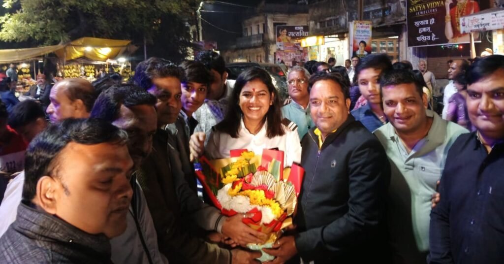 मारवाड़ी युवा मंच की शक्ति शाखा ने किया कैप्टन आस्था के पायलट बनने पर स्वागत, अग्रसेन चौक में किया स्वागत कार्यक्रम का आयोजन, अध्यक्ष मनीष कथूरिया ने कहा- आस्था का पायलट बनना अग्रवाल समाज के लिए गौरवशाली क्षण kshititech