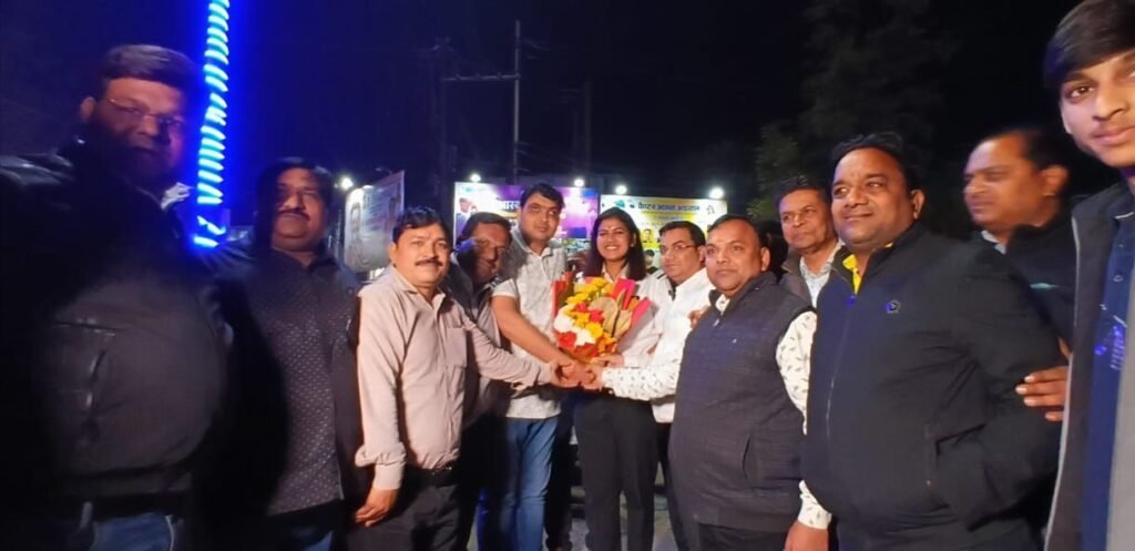 मारवाड़ी युवा मंच की शक्ति शाखा ने किया कैप्टन आस्था के पायलट बनने पर स्वागत, अग्रसेन चौक में किया स्वागत कार्यक्रम का आयोजन, अध्यक्ष मनीष कथूरिया ने कहा- आस्था का पायलट बनना अग्रवाल समाज के लिए गौरवशाली क्षण kshititech