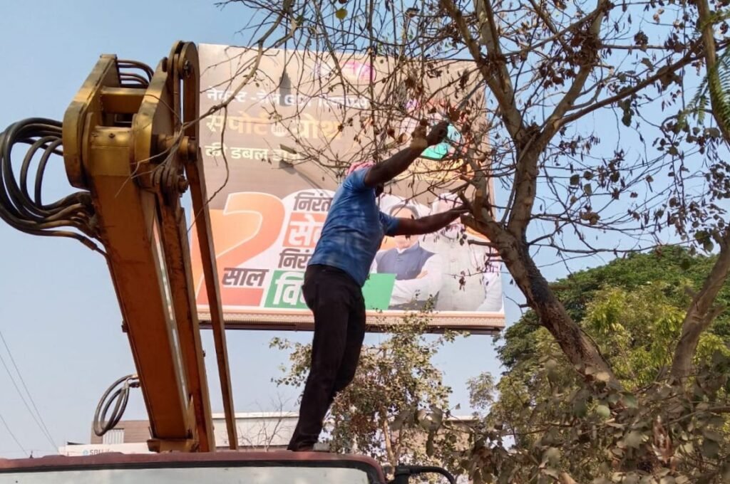 जिला मुख्यालय शक्ति शहर में यात्रियों की सुविधाओ के लिए हो रही कांटेदार पेड़ों की कटाई, शहर के स्थाई बस स्टैंड में यात्रियों के सुविधाओं के लिए नगर पालिका की सराहनीय पहल, नगर पालिका अध्यक्ष श्यामसुंदर अग्रवाल ने कहा- बस स्टैंड में आने वाले यात्रियों को सुविधाये उपलब्ध करवाना ही प्रशासन की प्राथमिकता kshititech