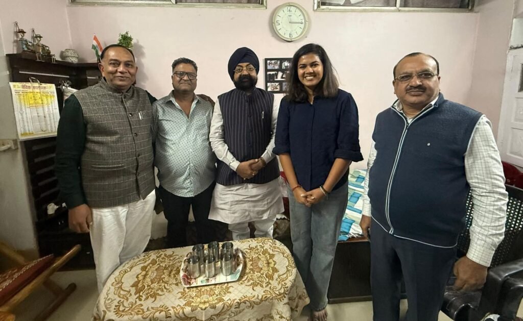 छत्तीसगढ़ शासन क्रेडा के चैयरमेन भूपेंद्र सवन्नी ने कैप्टन आस्था के पायलट बनने पर शक्ति स्थित उनके निवास पर पहुंच कर दी बधाई, कैप्टन आस्था के पिता अमरलाल अग्रवाल के विद्यालय के सहपाठी रहे हैं सवन्नी जी kshititech