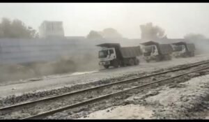 धूल से त्रस्त बाराद्वार शहर वासी,बिना रेल साडिंग का काम कंप्लीट हुए ही लगवाई जा रही है रेक, डोलोमाइट की धूल से शहर वासियों को हुआ बड़ा खतरा, रेल साइडिंग में सड़क एवं पाइपलाइन बिछाने के कार्य पूर्ण होने के बाद ही ढुलाई प्रारंभ करने की हुई मांग धूल से त्रस्त बाराद्वार शहर वासी,बिना रेल साडिंग का काम कंप्लीट हुए ही लगवाई जा रही है रेक, डोलोमाइट की धूल से शहर वासियों को हुआ बड़ा खतरा, रेल साइडिंग में सड़क एवं पाइपलाइन बिछाने के कार्य पूर्ण होने के बाद ही ढुलाई प्रारंभ करने की हुई मांग kshititech