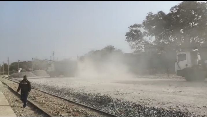धूल से त्रस्त बाराद्वार शहर वासी,बिना रेल साडिंग का काम कंप्लीट हुए ही लगवाई जा रही है रेक, डोलोमाइट की धूल से शहर वासियों को हुआ बड़ा खतरा, रेल साइडिंग में सड़क एवं पाइपलाइन बिछाने के कार्य पूर्ण होने के बाद ही ढुलाई प्रारंभ करने की हुई मांग धूल से त्रस्त बाराद्वार शहर वासी,बिना रेल साडिंग का काम कंप्लीट हुए ही लगवाई जा रही है रेक, डोलोमाइट की धूल से शहर वासियों को हुआ बड़ा खतरा, रेल साइडिंग में सड़क एवं पाइपलाइन बिछाने के कार्य पूर्ण होने के बाद ही ढुलाई प्रारंभ करने की हुई मांग kshititech