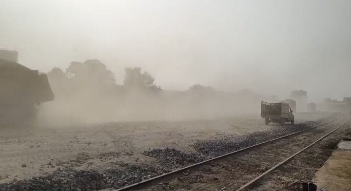 धूल से त्रस्त बाराद्वार शहर वासी,बिना रेल साडिंग का काम कंप्लीट हुए ही लगवाई जा रही है रेक, डोलोमाइट की धूल से शहर वासियों को हुआ बड़ा खतरा, रेल साइडिंग में सड़क एवं पाइपलाइन बिछाने के कार्य पूर्ण होने के बाद ही ढुलाई प्रारंभ करने की हुई मांग धूल से त्रस्त बाराद्वार शहर वासी,बिना रेल साडिंग का काम कंप्लीट हुए ही लगवाई जा रही है रेक, डोलोमाइट की धूल से शहर वासियों को हुआ बड़ा खतरा, रेल साइडिंग में सड़क एवं पाइपलाइन बिछाने के कार्य पूर्ण होने के बाद ही ढुलाई प्रारंभ करने की हुई मांग kshititech