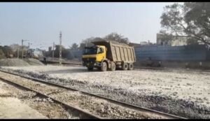 धूल से त्रस्त बाराद्वार शहर वासी,बिना रेल साडिंग का काम कंप्लीट हुए ही लगवाई जा रही है रेक, डोलोमाइट की धूल से शहर वासियों को हुआ बड़ा खतरा, रेल साइडिंग में सड़क एवं पाइपलाइन बिछाने के कार्य पूर्ण होने के बाद ही ढुलाई प्रारंभ करने की हुई मांग धूल से त्रस्त बाराद्वार शहर वासी,बिना रेल साडिंग का काम कंप्लीट हुए ही लगवाई जा रही है रेक, डोलोमाइट की धूल से शहर वासियों को हुआ बड़ा खतरा, रेल साइडिंग में सड़क एवं पाइपलाइन बिछाने के कार्य पूर्ण होने के बाद ही ढुलाई प्रारंभ करने की हुई मांग kshititech