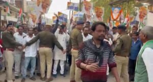 शक्ति में कांग्रेस का दिखा दम- मोदी सरकार के खिलाफ हुंकार भरी शक्ति जिले के कांग्रेस कार्यकर्ताओं ने,अग्रसेन चौक में हुआ जंगी धरना प्रदर्शन,भाजपा कार्यालय का घेराव करने निकले सैकड़ो की संख्या में कांग्रेस कार्यकर्ता, 21 दिसंबर को आयोजित था कार्यक्रम, मामला मनरेगा में महात्मा गांधी के नाम हटाने का kshititech