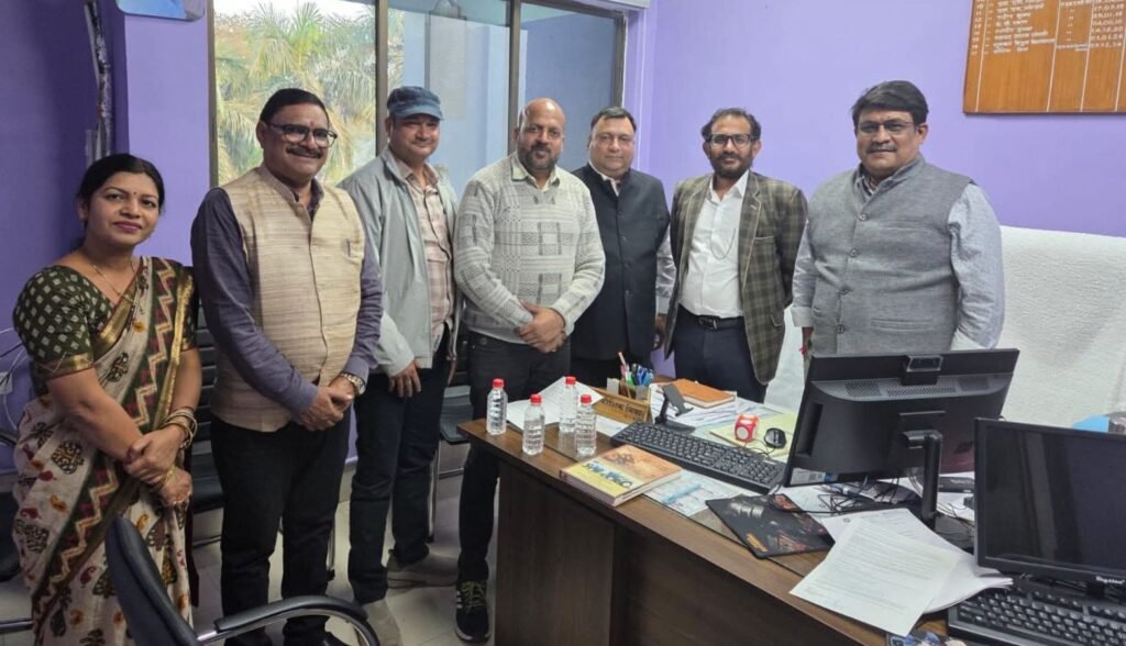 नैला जांजगीर रेलवे स्टेशन में रेल यात्री सुविधाओं के लिए चेंबर के सदस्य पहुंचे रेलवे डीआरएम बिलासपुर से मिलने,ट्रेनों के ठहराव सहित विभिन्न मांगों पर करी सार्थक चर्चा, अपनी सुविधाओं के लिए खुद संघर्ष करना होगा यात्रियों को,कोल डंपिंग यार्ड को अन्यत्र स्थानांतरित करने की मांग kshititech