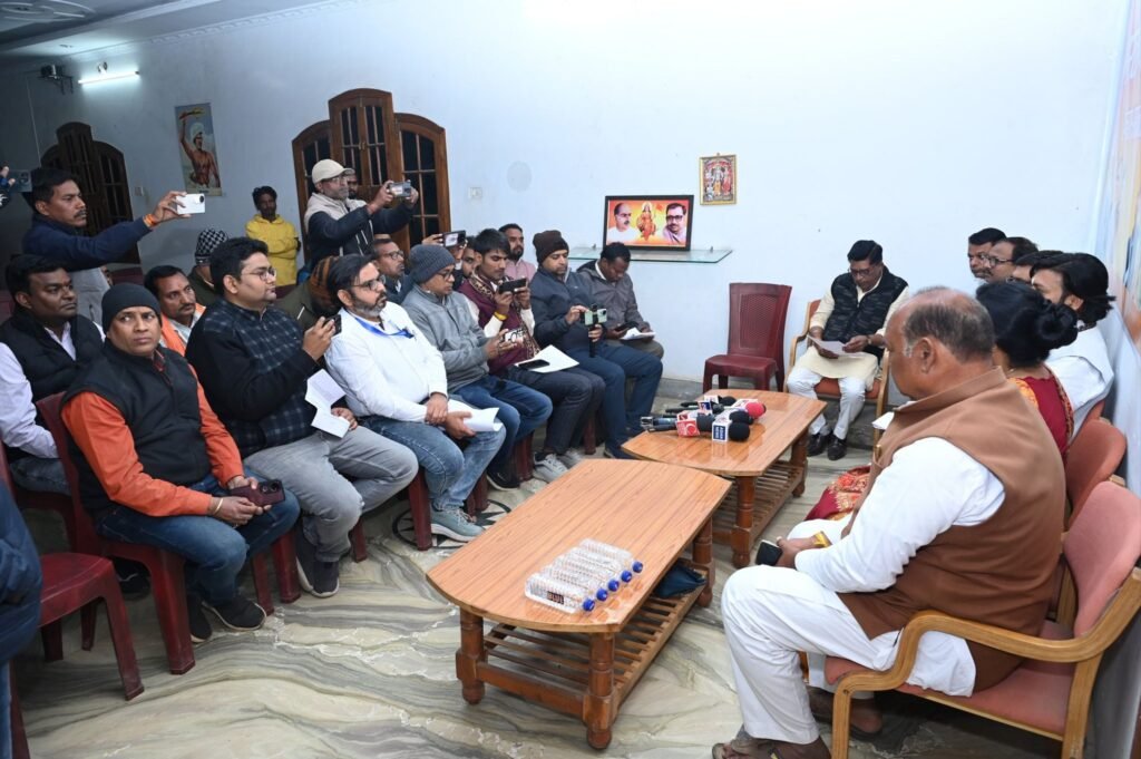 शक्ति पहुंचे प्रभारी मंत्री गुरु ने कहा-VB जी राम जी को लेकर कांग्रेस फैला रही भ्रम की स्थिति, जमीन पर हकीकत है कुछ और ही, पत्रकार वार्ता को संबोधित कर रहे थे गुरु खुशवंत साहेब, एपीएल में भी बतौर मुख्य अतिथि शामिल हुए मंत्री जी kshititech