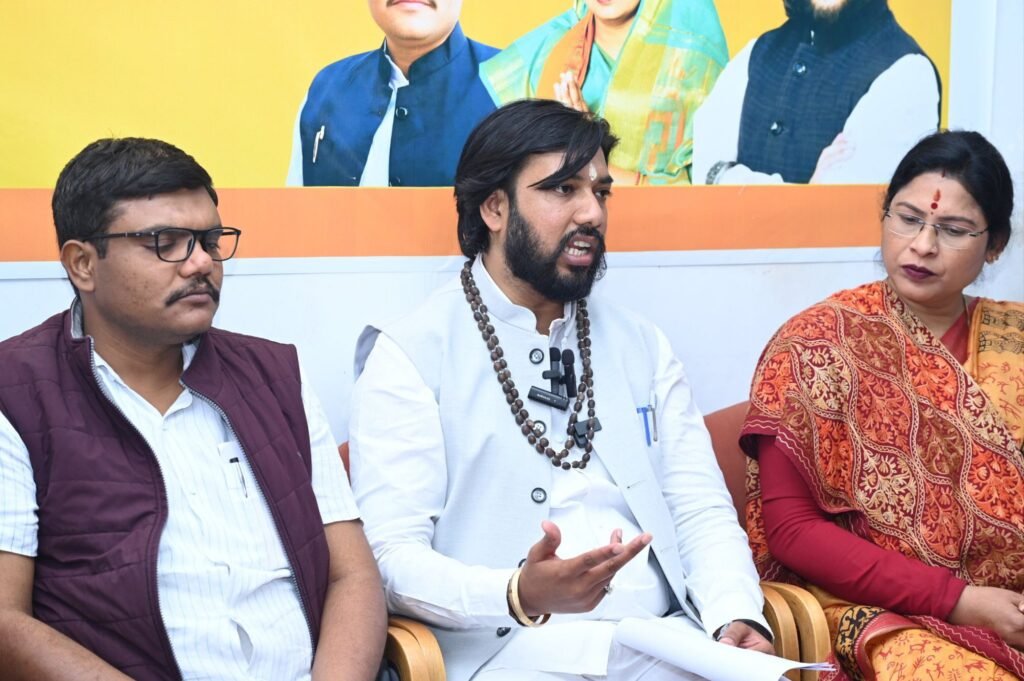 शक्ति पहुंचे प्रभारी मंत्री गुरु ने कहा-VB जी राम जी को लेकर कांग्रेस फैला रही भ्रम की स्थिति, जमीन पर हकीकत है कुछ और ही, पत्रकार वार्ता को संबोधित कर रहे थे गुरु खुशवंत साहेब, एपीएल में भी बतौर मुख्य अतिथि शामिल हुए मंत्री जी kshititech