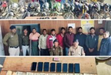 शक्ति जिले में जुए की बड़ी फड़ पर पुलिस की रेड,14 मोटर साइकिलों सहित 09 जुवाड़ी गिरफ्तार, जिले के पुलिस कप्तान भी स्वयं पहुंचे थे इस कार्रवाई में, डीबी पावर प्लांट के पीछे चल रही थी लंबी चौड़ी जुए की फड़, स्वयं एसपी साहब ने 8 जनवरी को प्रेस वार्ता में दी थी जानकारी kshititech