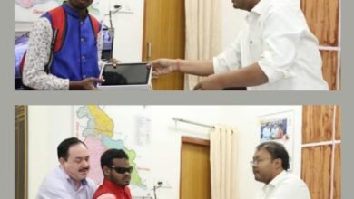 कलेक्टर तोपनो ने शक्ति जिले के दो विद्यार्थियों को दिया नि:शुल्क कॉलिंग टैबलेट,तोपनो ने कहा- प्रतियोगी परीक्षाओं में मिलेगा टैबलेट का विद्यार्थियों को लाभ kshititech