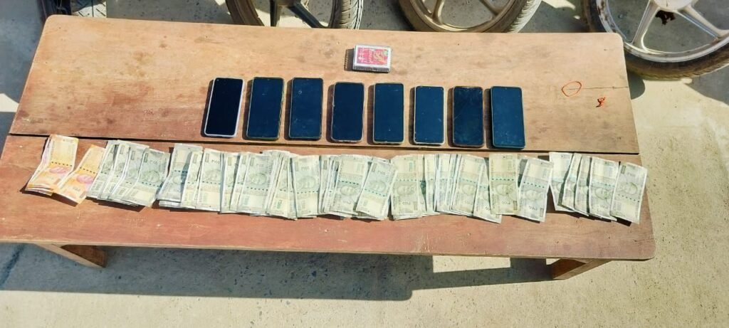 शक्ति जिले में जुए की बड़ी फड़ पर पुलिस की रेड,14 मोटर साइकिलों सहित 09 जुवाड़ी गिरफ्तार, जिले के पुलिस कप्तान भी स्वयं पहुंचे थे इस कार्रवाई में, डीबी पावर प्लांट के पीछे चल रही थी लंबी चौड़ी जुए की फड़, स्वयं एसपी साहब ने 8 जनवरी को प्रेस वार्ता में दी थी जानकारी kshititech