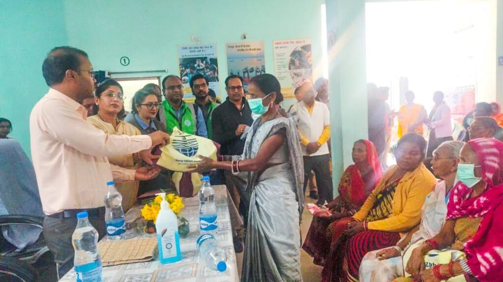 कलेक्टर तोपनो एवं सीएमएचओ पूजा अग्रवाल के नेतृत्व में टीबी के रोगियों को पोषण आहार का हुआ वितरण, शक्ति जिले में जिला प्रशासन एवं स्वास्थ्य विभाग द्वारा आयोजित कार्यक्रम में पोरथा के प्राथमिक स्वास्थ्य केंद्र में वेदांता ग्रुप के सहयोग से हुआ वितरण kshititech