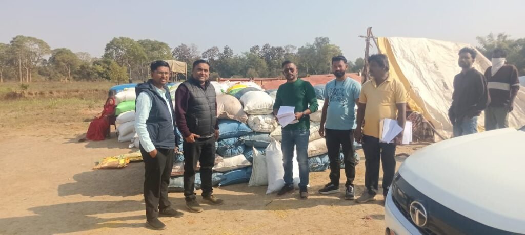 शक्ति जिले में अवैध धान पर हो रही लगातार ताड़ बतोड़ कारवाई, राजस्व विभाग एवं मंडी विभाग की टीम द्वारा अवैध धान पर की गई कार्यवाही, कलेक्टर तोपनो के निर्देशन में रात को भी अधिकारी घूम रहे हैं गांव-गांव में, कड़ाके की ठंड में भी अधिकारी दिखला रहे सक्रियता kshititech