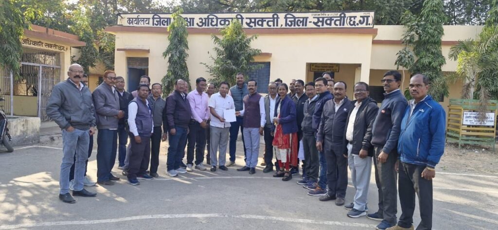 शक्ति जिले में 12 जनवरी को स्कूल शिक्षा विभाग के आदेश पर आपत्ति दर्ज कराई व्याख्याता प्राचार्य संघ एवं कर्मचारी अधिकारी फेडरेशन ने, जिला शिक्षा अधिकारी सक्ती को सौपा गया ज्ञापन, शासन ने कहा- मोबाइल में करो ऐप डाउनलोड,संघ बता रहा ऐप डाउनलोड में समस्याएं kshititech