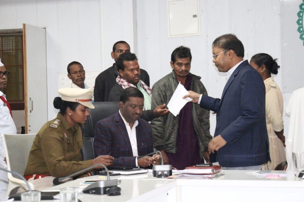 TL की मीटिंग में कलेक्टर तोपनो ने कहा- धान खरीदी में बर्दाश्त नहीं होगी लापरवाही, मंगलवार को टीएल की मीटिंग में धान खरीदी को लेकर अफसरो को दिए गए निर्देश, जन दर्शन में तोपनों ने सुनी समस्याएं, अवैध धान परिवहन को लेकर प्रशासन ने करी फिर कारवाई, जिले में 6 स्थानो पर प्रशासन की हुई कार्रवाई kshititech