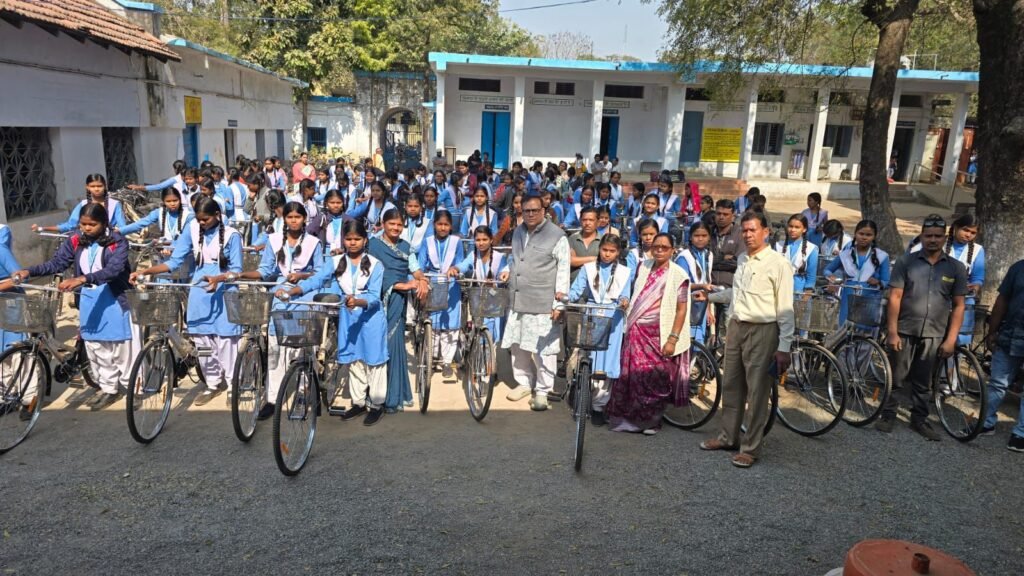 जब छात्राओं के चेहरे पर आई मुस्कान- मांगेराम अग्रवाल के मुख्य आतिथ्य में हुआ 103 छात्राओं को साइकिल का वितरण, अध्यक्ष मांगेराम अग्रवाल ने कहा- छत्तीसगढ़ की भाजपा सरकार छात्राओं की शिक्षा में दे रही विशेष ध्यान,स्वयं की साइकिलों पर घर से स्कूल आएंगी अब छात्राएं जब छात्राओं के चेहरे पर आई मुस्कान- मांगेराम अग्रवाल के मुख्य आतिथ्य में हुआ 103 छात्राओं को साइकिल का वितरण, अध्यक्ष मांगेराम अग्रवाल ने कहा- छत्तीसगढ़ की भाजपा सरकार छात्राओं की शिक्षा में दे रही विशेष ध्यान,स्वयं की साइकिलों पर घर से स्कूल आएंगी अब छात्राएं kshititech