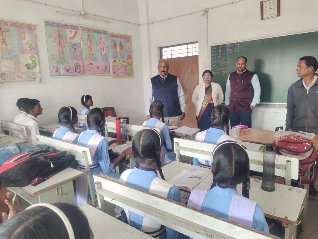 स्कूलों का आकस्मिक निरीक्षण- संयुक्त संचालक आदित्य पहुंचे शक्ति, जिले के हाई स्कूल नवापारा खुर्द विद्यालय का किया निरीक्षण kshititech