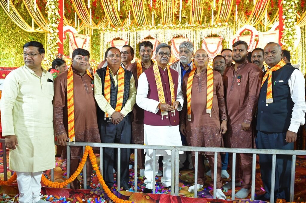 केड सती दादी जी का मंगल पाठ- बाराद्वार में पहली बार केडिया परिवार द्वारा श्री केड सती दादी जी का भव्य मंगल पाठ संपन्न, देश के विभिन्न स्थानों से पहुंचे समाज बंधु, छत्तीसगढ़ विधानसभा के नेता प्रतिपक्ष महंत भी पहुंचे आयोजन में, विद्या भूमि स्कूल परिसर में आयोजित था भव्य कार्यक्रम kshititech