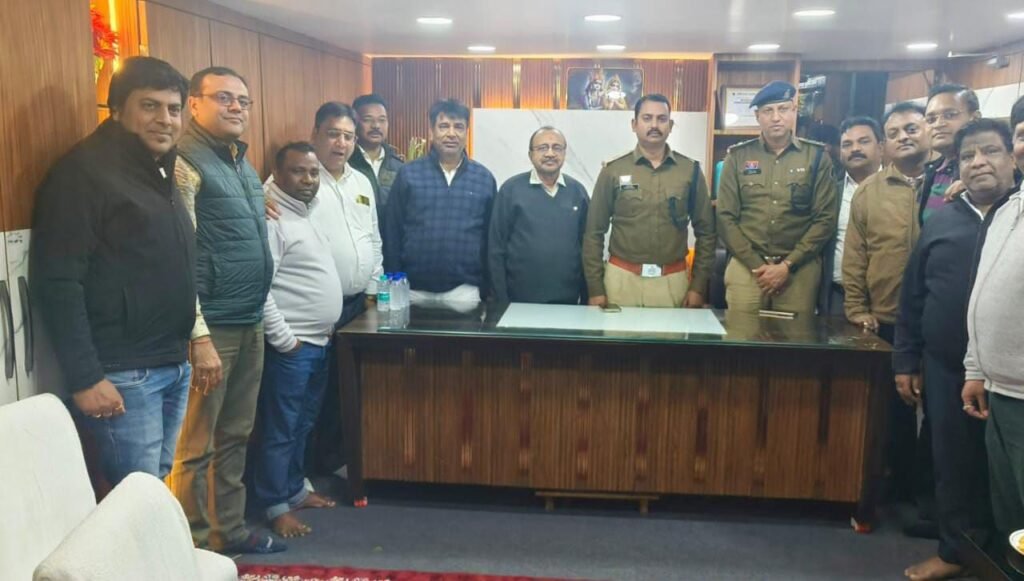 शक्ति के सर्राफा व्यापारियों की बैठक ली जिला पुलिस प्रशासन ने, एडिशनल एसपी, टीआई जिला साइबर प्रभारी हित पुलिस अधिकारी रहे मौजूद, सुरक्षा को लेकर दिए गए टिप्स, एडिशनल एसपी पटेल ने कहा- सुरक्षा मानकों का हो कड़ाई से पालन kshititech