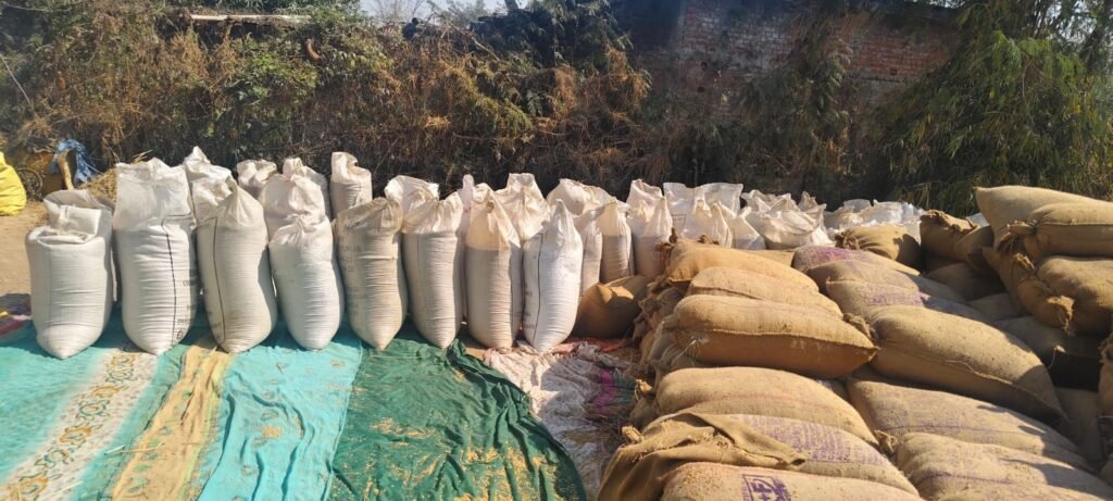 मिशन धान की निगरानी-शक्ति जिले में फिर जप्त हुए 321बोरे अवैध धान, कलेक्टर टोपनो ने अवैध धान की निगरानी के लिए चालू करवाया कंट्रोल रूम, पूरा जिला प्रशासन जुट गया है धान की निगरानी में, तड़के सुबह से लेकर देर रात तक अधिकारी- कर्मचारी घूम रहे धान पकड़ने, कलेक्टर तोपनों ने कहा- वास्तविक उपज का खरीदेंगे एक-एक दाना, किंतु अवैध धान के कारोबारियो पर होगी तगड़ी कारवाई kshititech