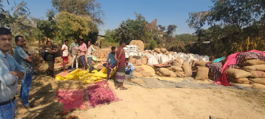 मिशन धान की निगरानी-शक्ति जिले में फिर जप्त हुए 321बोरे अवैध धान, कलेक्टर टोपनो ने अवैध धान की निगरानी के लिए चालू करवाया कंट्रोल रूम, पूरा जिला प्रशासन जुट गया है धान की निगरानी में, तड़के सुबह से लेकर देर रात तक अधिकारी- कर्मचारी घूम रहे धान पकड़ने, कलेक्टर तोपनों ने कहा- वास्तविक उपज का खरीदेंगे एक-एक दाना, किंतु अवैध धान के कारोबारियो पर होगी तगड़ी कारवाई kshititech