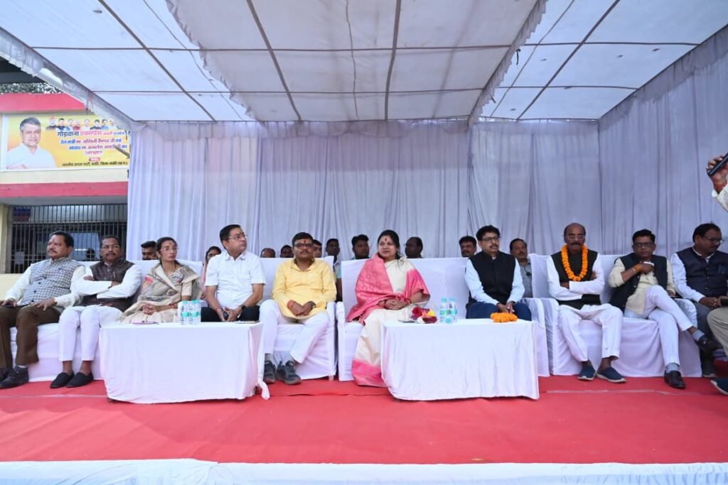 सांसद कमलेश जांगड़े ने कहा-क्षेत्र के नागरिकों को सुविधा मुहैय्या करवाना मेरी पहली प्राथमिकता, तो वही रेलवे के एडीआरएम श्रीनिवासन ने कहा शक्ति स्टेशन से संबंधित समस्याओं का होगा शीघ्र निराकरण, नगर पालिका अध्यक्ष श्यामसुंदर ने कहा- जो काम कोई नहीं कर सका, उसे भगीरथ प्रयास से कर दिखाया कमलेश जांगड़े ने ,अवसर था 23 जनवरी की शाम शक्ति स्टेशन में गोंडवाना ट्रेन के ठहराव का kshititech