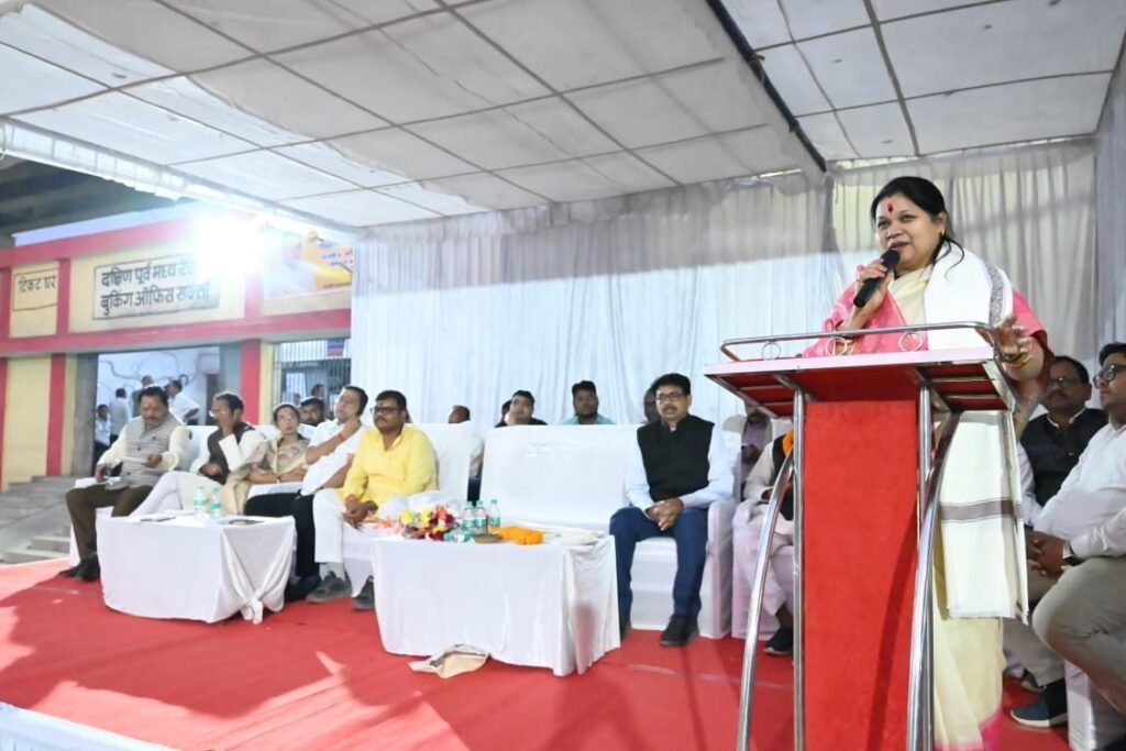 सांसद कमलेश जांगड़े ने कहा-क्षेत्र के नागरिकों को सुविधा मुहैय्या करवाना मेरी पहली प्राथमिकता, तो वही रेलवे के एडीआरएम श्रीनिवासन ने कहा शक्ति स्टेशन से संबंधित समस्याओं का होगा शीघ्र निराकरण, नगर पालिका अध्यक्ष श्यामसुंदर ने कहा- जो काम कोई नहीं कर सका, उसे भगीरथ प्रयास से कर दिखाया कमलेश जांगड़े ने ,अवसर था 23 जनवरी की शाम शक्ति स्टेशन में गोंडवाना ट्रेन के ठहराव का kshititech