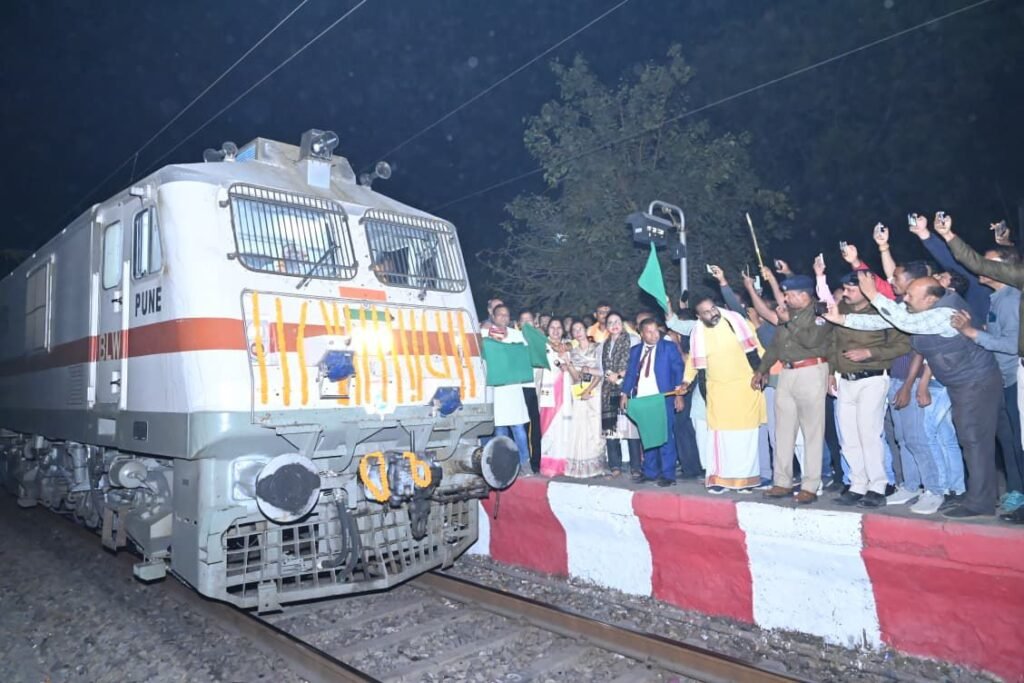 सांसद कमलेश जांगड़े ने कहा-क्षेत्र के नागरिकों को सुविधा मुहैय्या करवाना मेरी पहली प्राथमिकता, तो वही रेलवे के एडीआरएम श्रीनिवासन ने कहा शक्ति स्टेशन से संबंधित समस्याओं का होगा शीघ्र निराकरण, नगर पालिका अध्यक्ष श्यामसुंदर ने कहा- जो काम कोई नहीं कर सका, उसे भगीरथ प्रयास से कर दिखाया कमलेश जांगड़े ने ,अवसर था 23 जनवरी की शाम शक्ति स्टेशन में गोंडवाना ट्रेन के ठहराव का kshititech