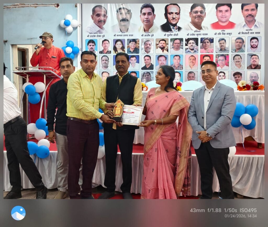 उत्कृष्ट कार्यो के लिए सम्मानित हुए शक्ति के शाखा प्रबंधक शैलेंद्र तिवारी, बिलासपुर में आयोजित था सम्मान समारोह, जिला सहकारी केंद्रीय बैंक के अध्यक्ष रजनीश सिंह एवं CEO साहब के हाथों मिला सम्मान, शैलेंद्र ने कहा- यह सम्मान मेरे वरिष्ठ अधिकारियों एवं पूरी टीम के मार्गदर्शन से ही हुआ संभव kshititech