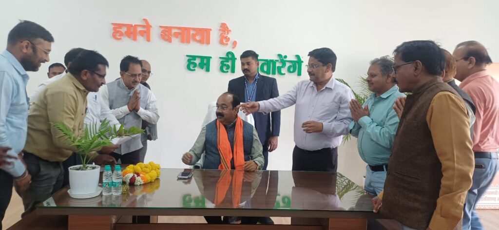 नगरीय प्रशासन मंत्री से मुलाकात की संघ के प्रतिनिधिमंडल ने, नगरीय निकायों में नवीन सेट अप सहित विभिन्न विषयों पर की लंबी चर्चा, संघ के सदस्य वनीष दुबे ने दी जानकारी, महंगाई भत्ते में होगी बढ़ोतरी kshititech