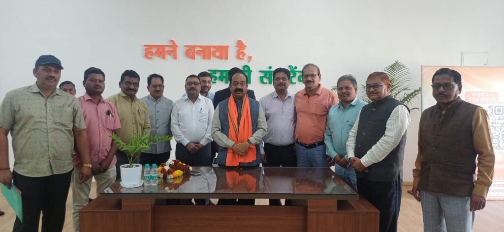 नगरीय प्रशासन मंत्री से मुलाकात की संघ के प्रतिनिधिमंडल ने, नगरीय निकायों में नवीन सेट अप सहित विभिन्न विषयों पर की लंबी चर्चा, संघ के सदस्य वनीष दुबे ने दी जानकारी, महंगाई भत्ते में होगी बढ़ोतरी kshititech