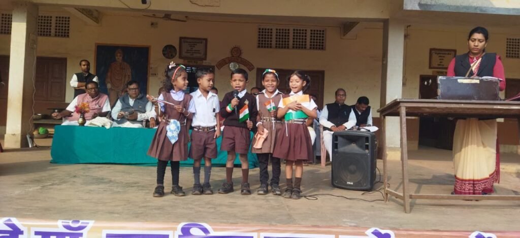 शक्ति के सरस्वती शिशु मंदिर में गणतंत्र दिवस पर हुए अनेकों आयोजन, अध्यक्ष राम अवतार अग्रवाल ने किया ध्वजारोहण, स्कूल के घोष के बच्चों ने बहुत ही सुंदर घोष के साथ किया अतिथियों का स्वागत, वंदे मातरम गीत की भी हुई प्रस्तुति kshititech