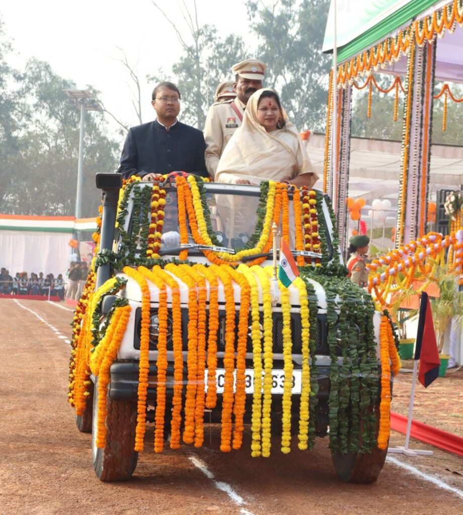 खचाखच भरे मैदान में गणतंत्र दिवस का भव्य आयोजन- शक्ति जिले के मीसा बंदियों एवं शहीदों के परिजनों का हुआ सम्मान, सांसद कमलेश जांगड़े ने ली परेड की सलामी, जिला स्तरीय गणतंत्र समारोह का आयोजन हुआ जिले के ऐतिहासिक जेठा मैदान में, कलेक्टर तोपनो एवं जिला पुलिस अधीक्षक ठाकुर सहित जिले के अधिकारी रहे मौजूद kshititech